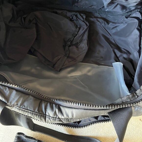 Official Peloton Gym Bag with Boxing Finger Gloves -- NEW - Picture 4 of 7